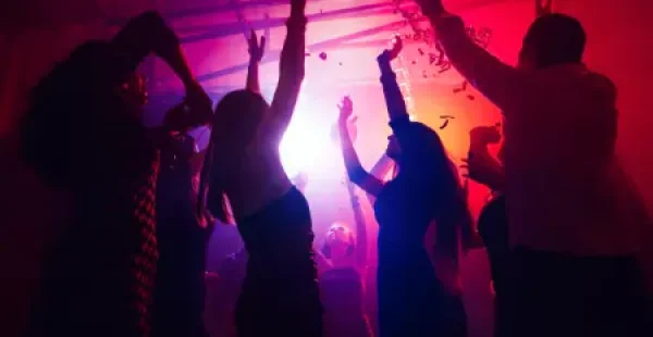 Eine Gruppe von Menschen tanzt auf einer Party.