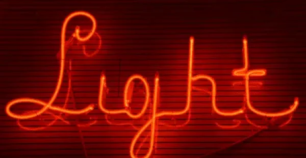 Helle Leuchtreklame mit dem Schriftzug "Light".