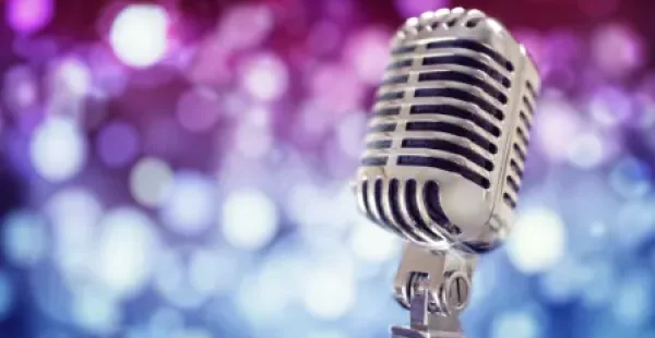 Ein Mikrofon vor buntem Hintergrund.